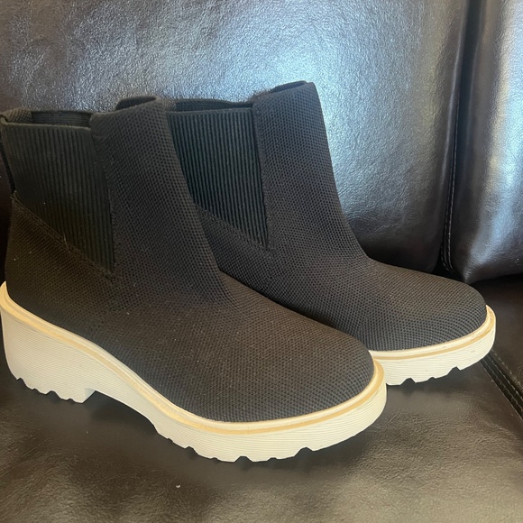 Stylish Black Ankle Boots - Picture 2 of 5